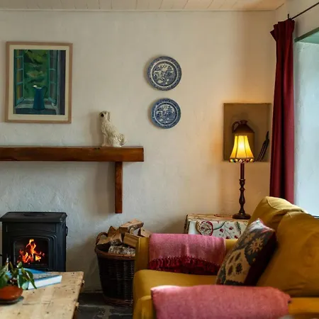 Cosy Stone On The Shores Of River Сasa de vacaciones *