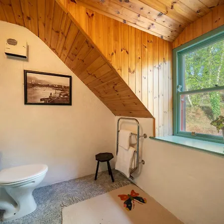 Cosy Stone On The Shores Of River 펜션