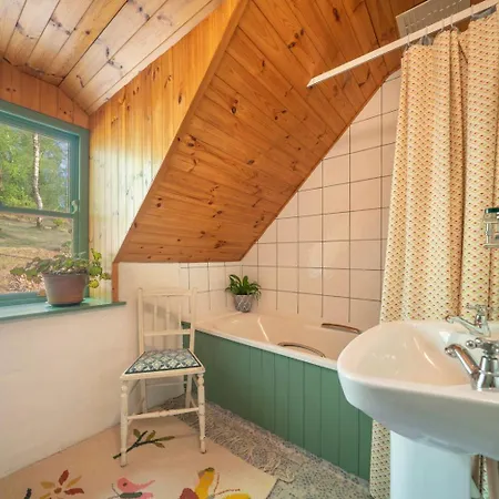 Cosy Stone On The Shores Of River 펜션