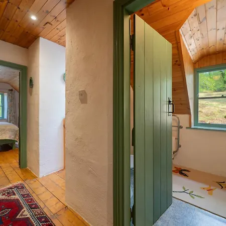 펜션 Cosy Stone On The Shores Of River