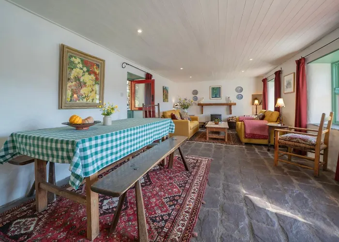 Casa vacanze Cosy Stone On The Shores Of River